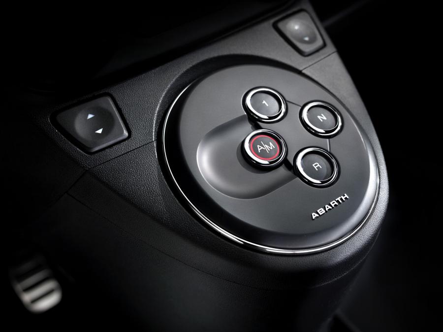 Детали интерьера Abarth 500C 2010 года  (фото 2 из 48)